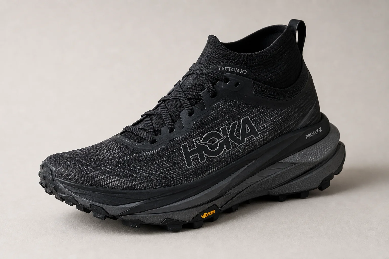 La Sportiva Prodigio Pro 與 Hoka Tecton X3 越野跑鞋並排展示於中性背景前