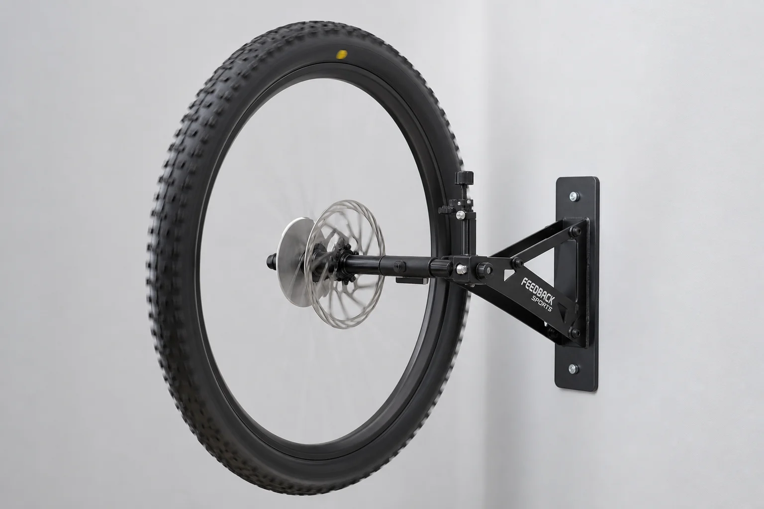 Ruota di mountain bike che gira liberamente su un equilibratore professionale
