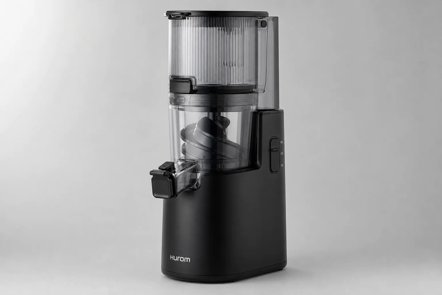 四款慢磨機排列在水泥檯面上：Hurom H70、H400、Nama J2 以及 Kuvings AUTO10