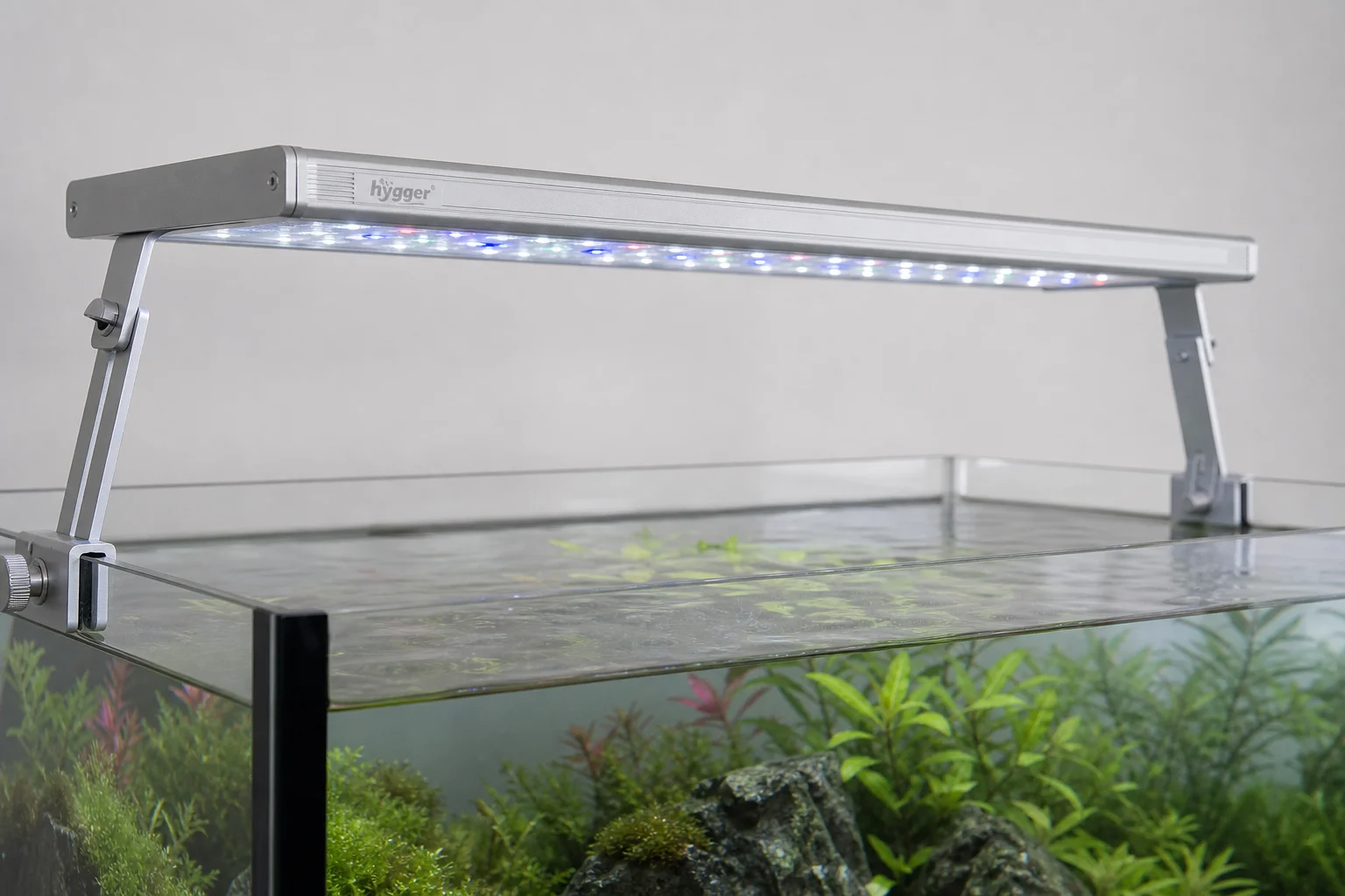 安裝在魚缸上的 Hygger 水族燈，可調式支架已完全展開