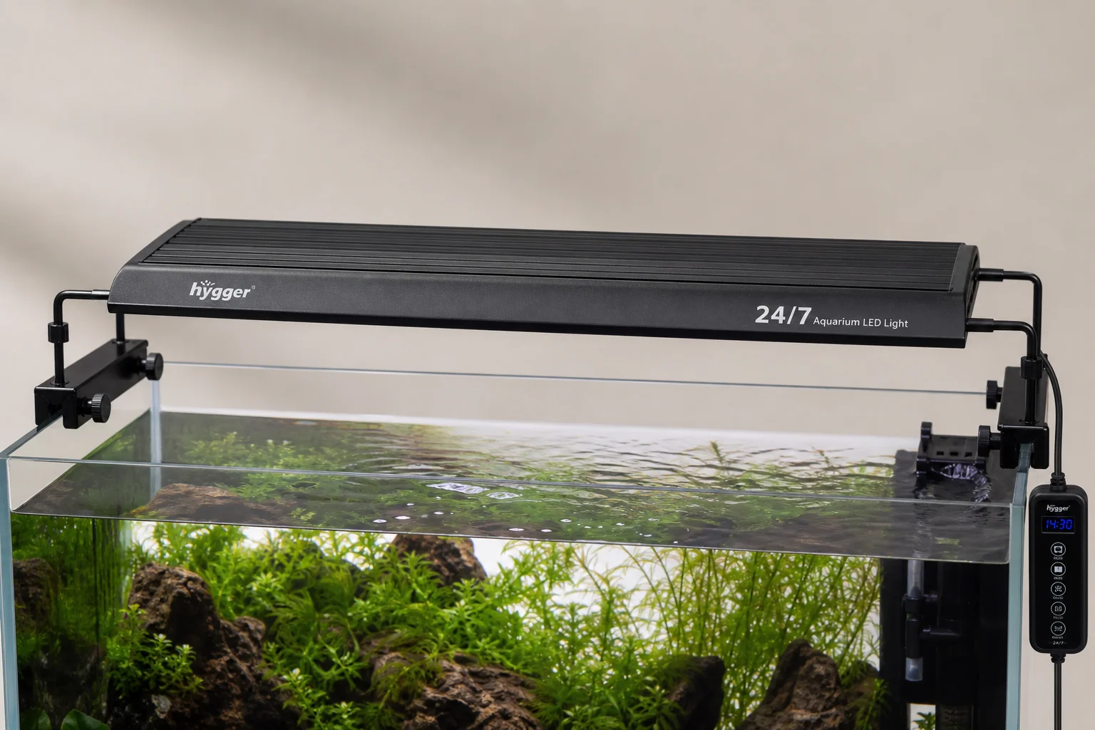 安裝在魚缸上的 Hygger 24/7 LED 水族燈，配有延伸支架與控制器