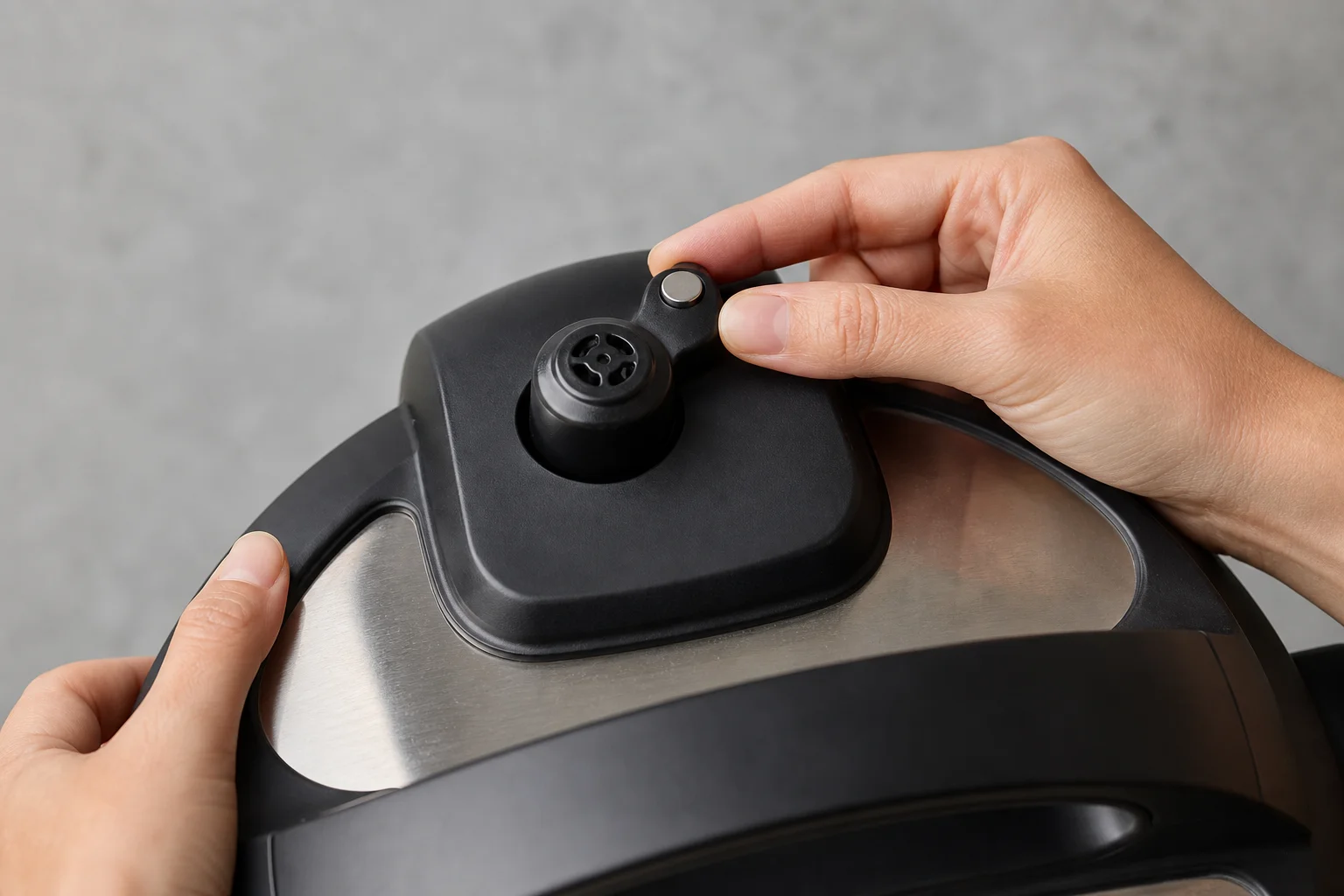 雙手握住 Instant Pot 鍋蓋，展示蒸汽釋放閥