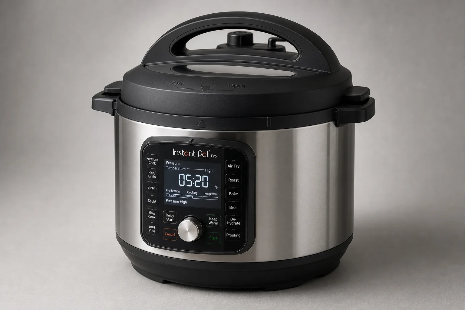 Instant Pot Pro 8 夸脫與 Crock-Pot Express Crock XL 多功能鍋並排擺放