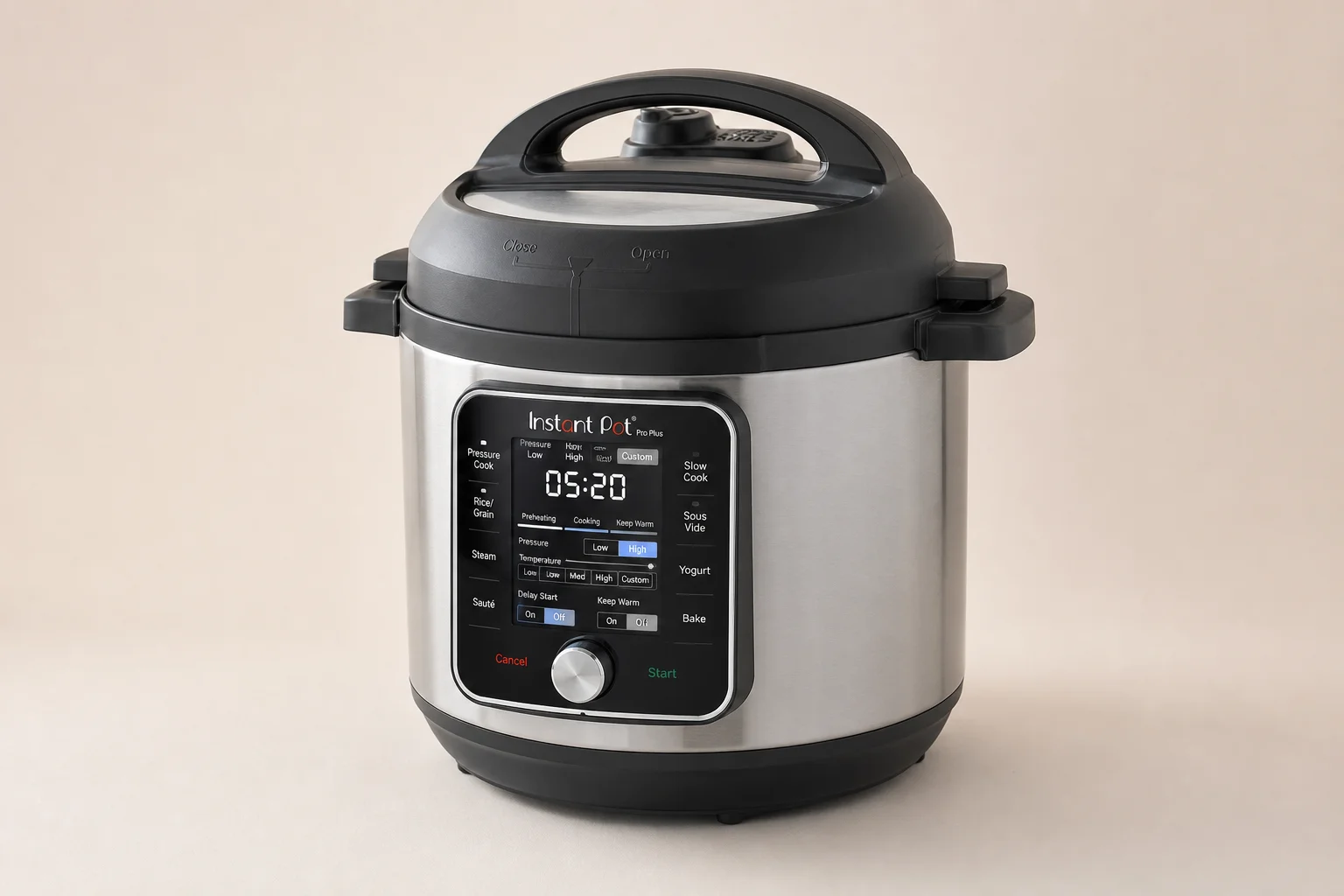 五款 Instant Pot 機型排列在混凝土表面上