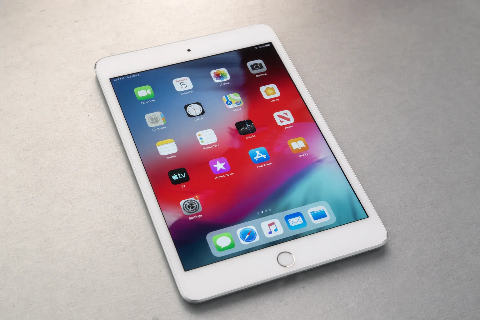 iPad Mini 6 與 iPad Mini 5 平板電腦搭配 Apple Pencil 放置於中性背景上