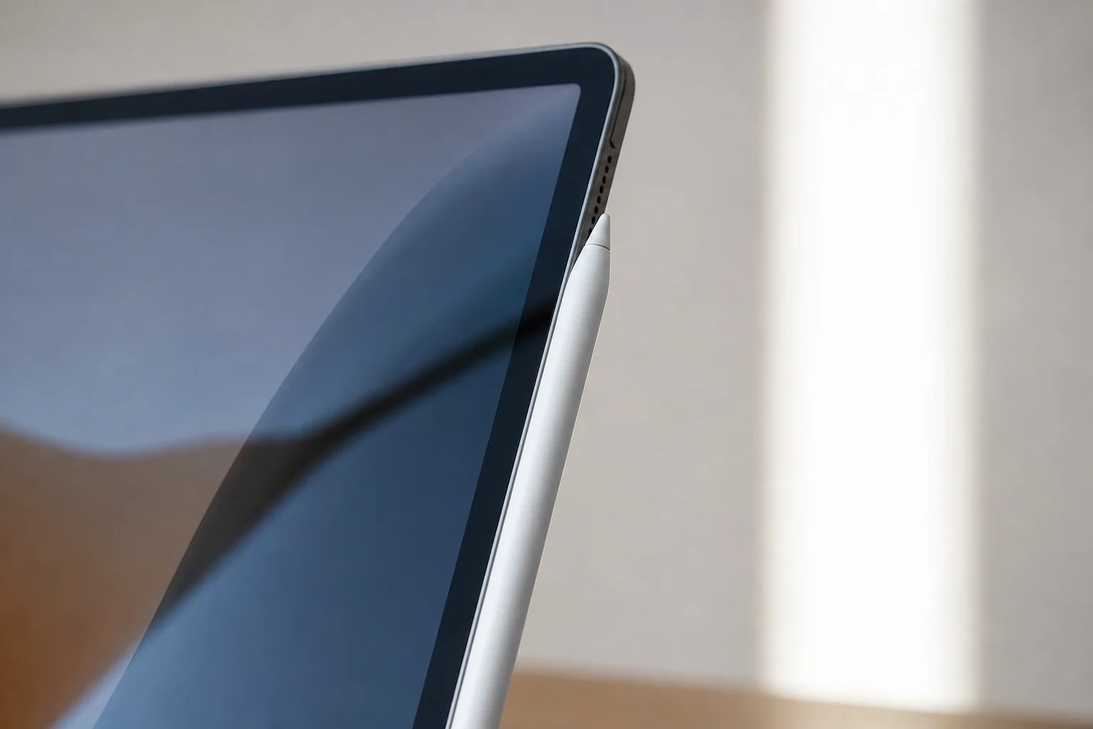 Apple Pencil 磁吸於平板邊緣的特寫