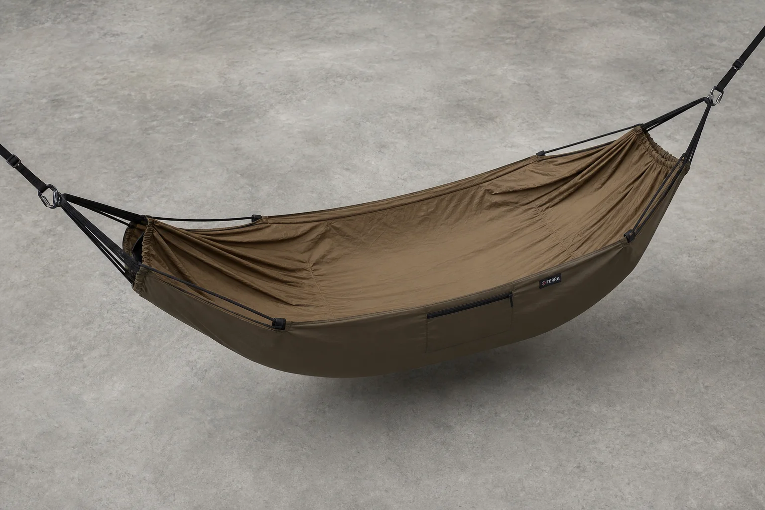 Jacks R Better Mountain Bridge Hammock、REI Halo 40 被子以及放置在平坦表面上的輕量化枕頭