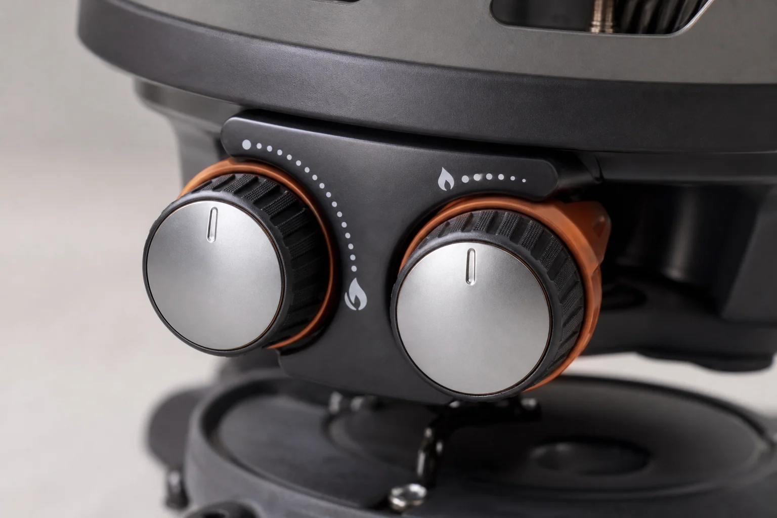 Jetboil Genesis 爐頭控制旋鈕特寫，展現細膩的溫度調節功能
