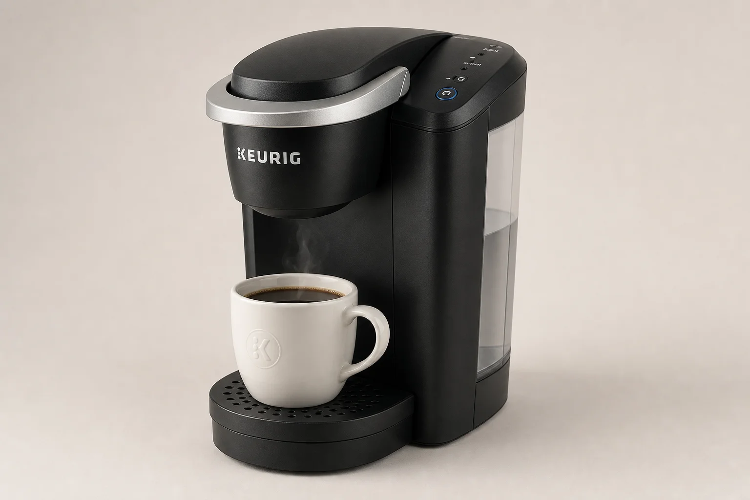 五款不同的 Keurig 咖啡機排列在灰色平面上