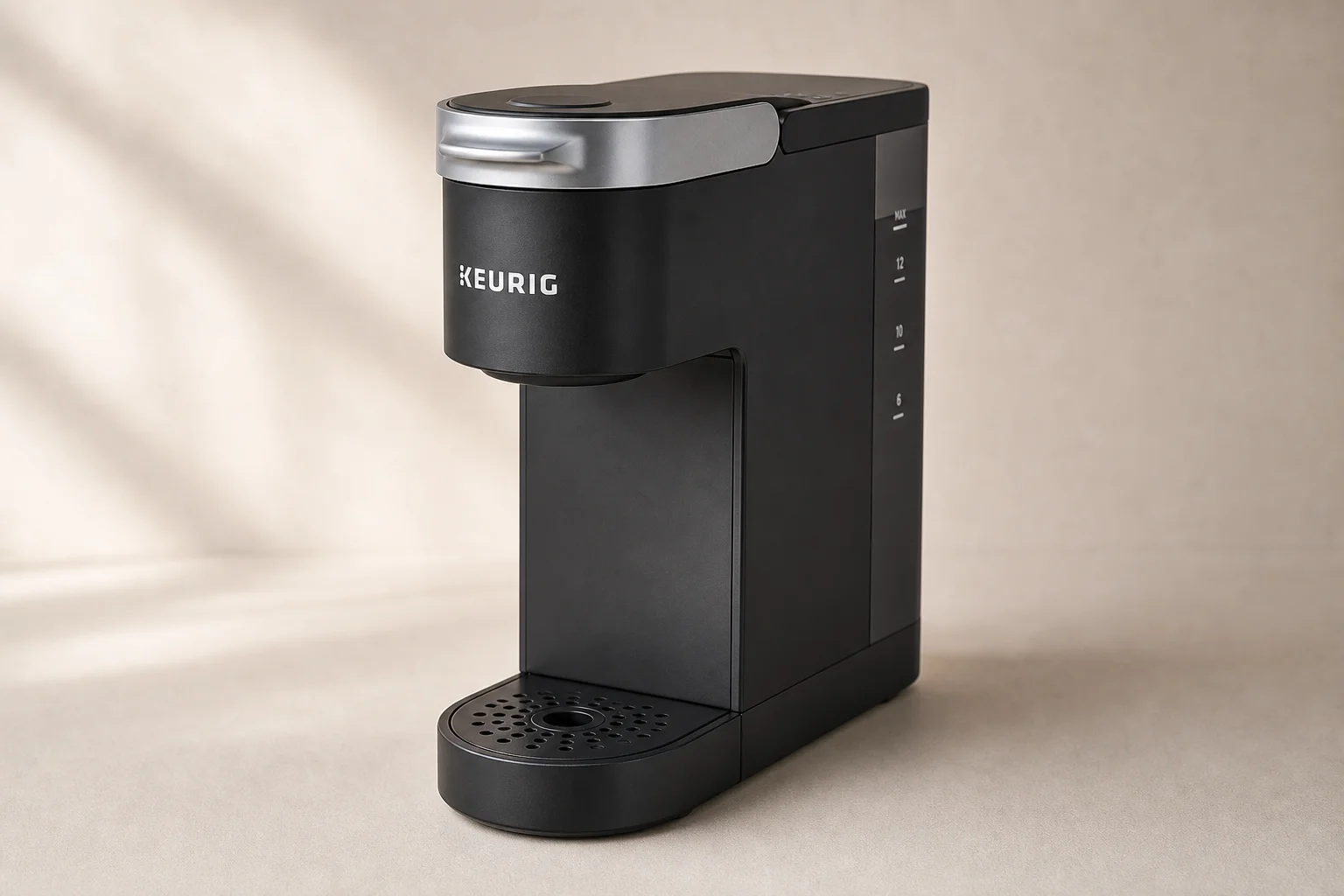 五款不同的 Keurig 咖啡機排列在灰色檯面上