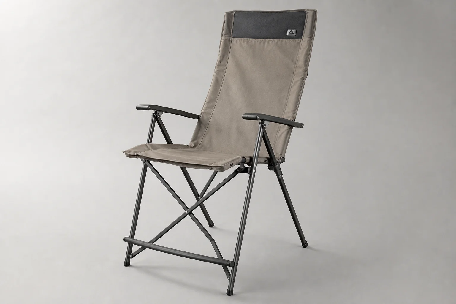 Colección de 10 modelos diferentes de sillas de camping dispuestos sobre una superficie de hormigón