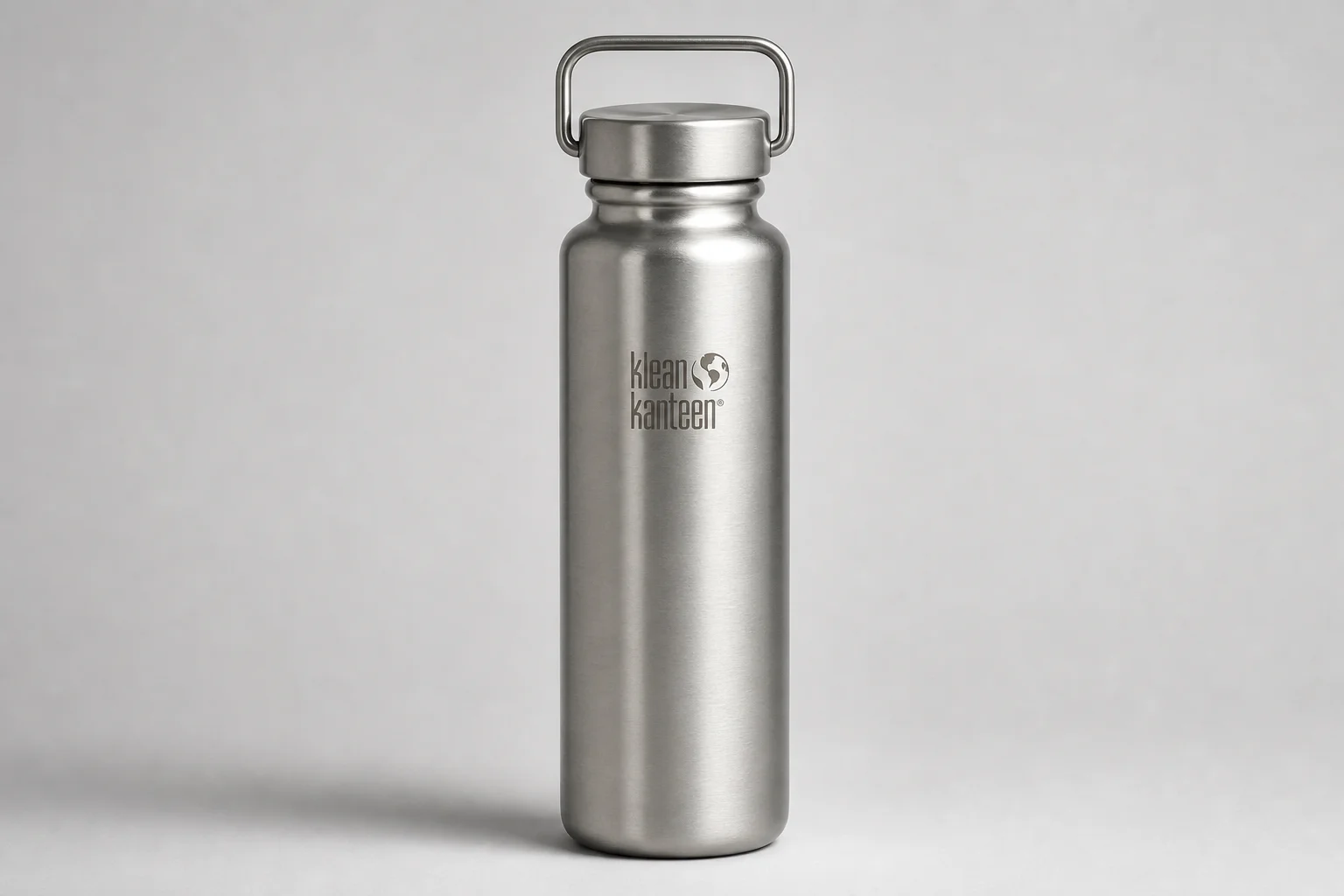 三款水瓶並排於水泥地上：Nalgene 塑膠水瓶、Klean Kanteen 不鏽鋼水瓶以及 Hydro Flask 保溫瓶
