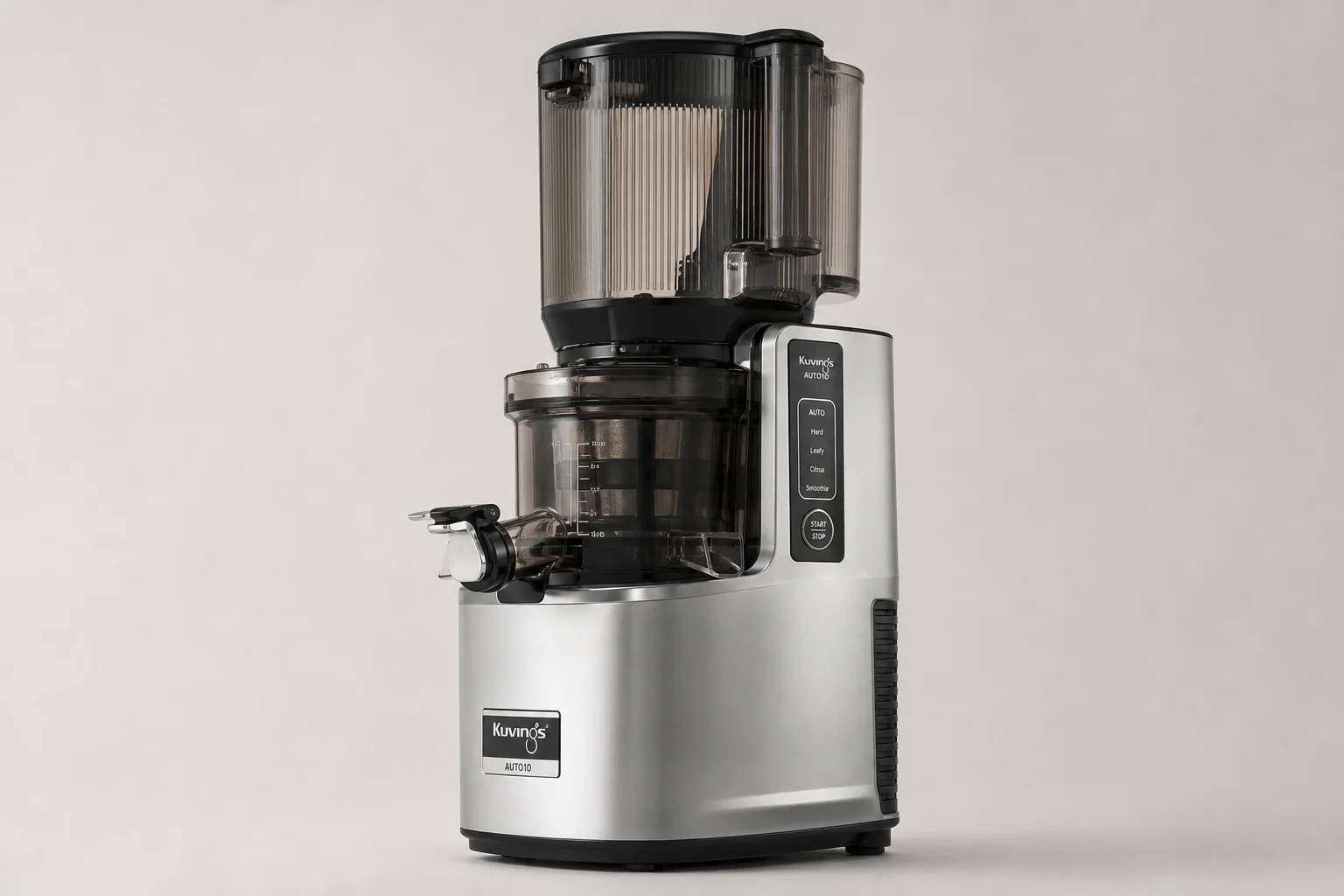 四台慢磨機排列在水泥面上：Hurom H70、H400、Nama J2 以及 Kuvings AUTO10