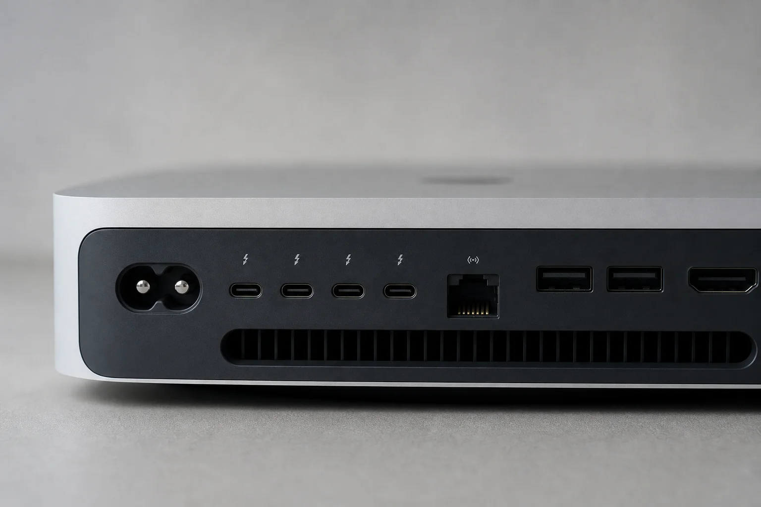 Mac 連接埠特寫,展示 Thunderbolt 與 USB 連接介面
