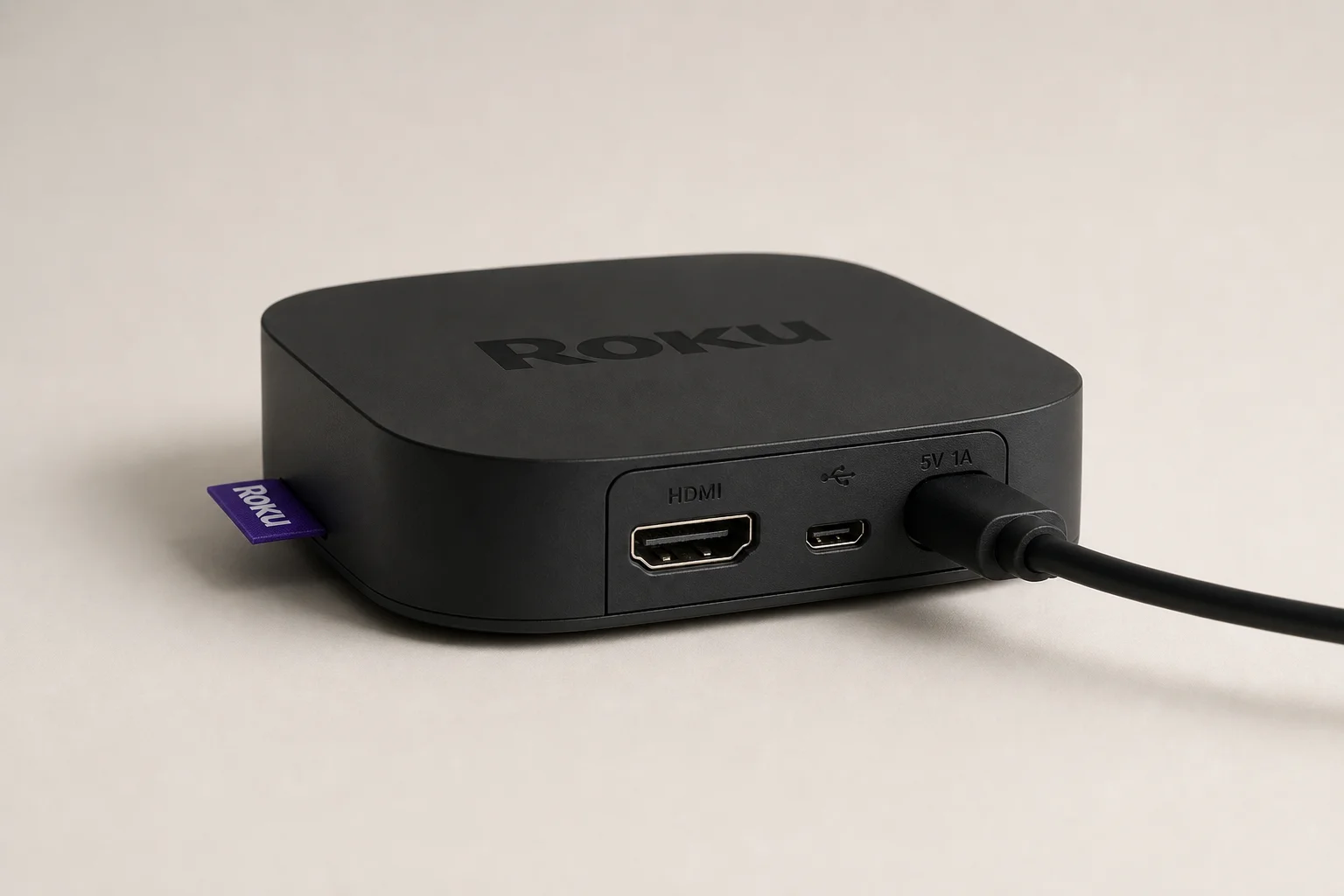 Nine 台串流裝置排列在混凝土表面上，包含 Google Chromecast、Amazon Fire TV 與其他品牌