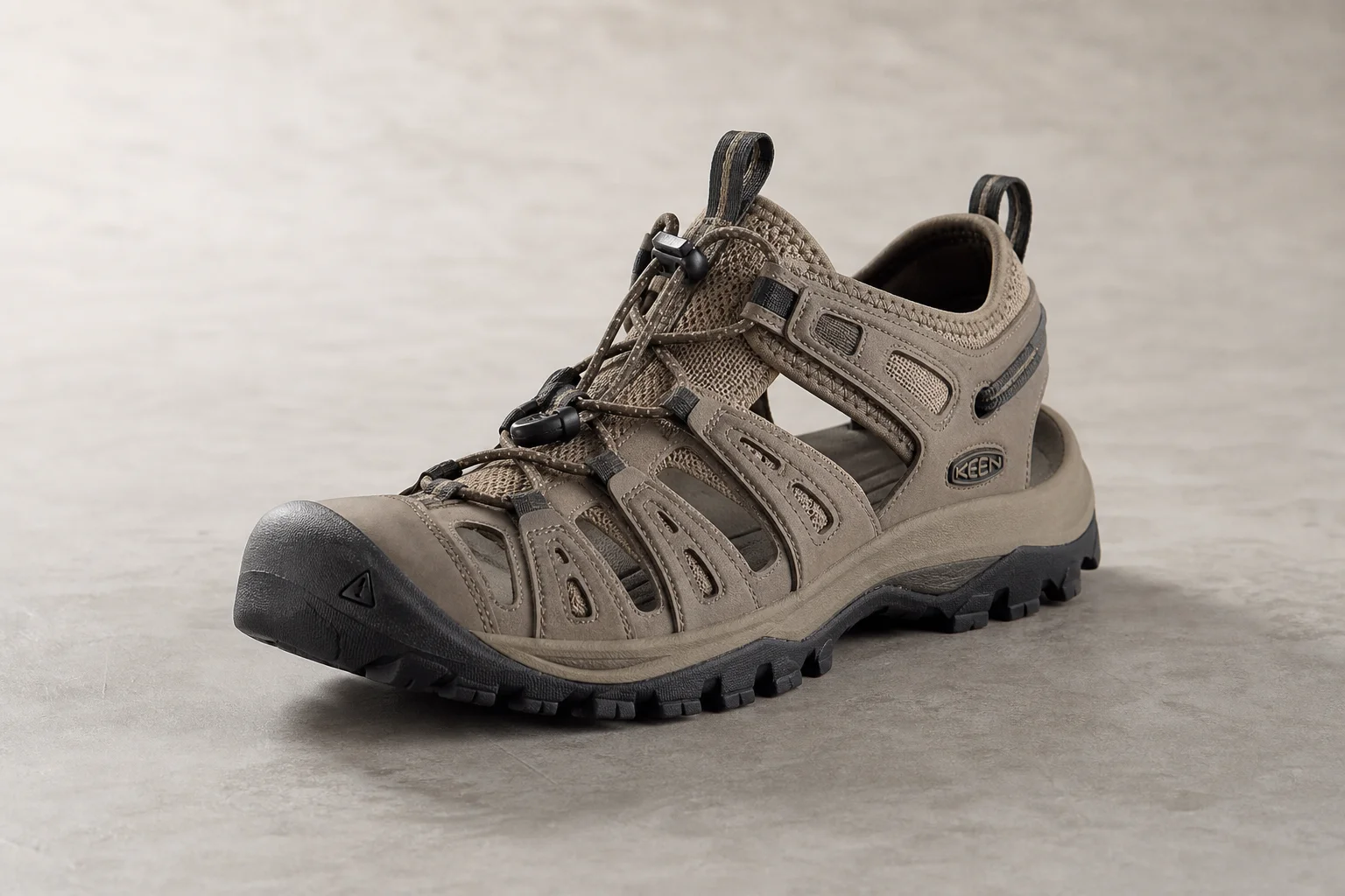 La Sportiva TX Hike 登山靴與 Merrell Speed Solo 登山鞋並排於中性背景上