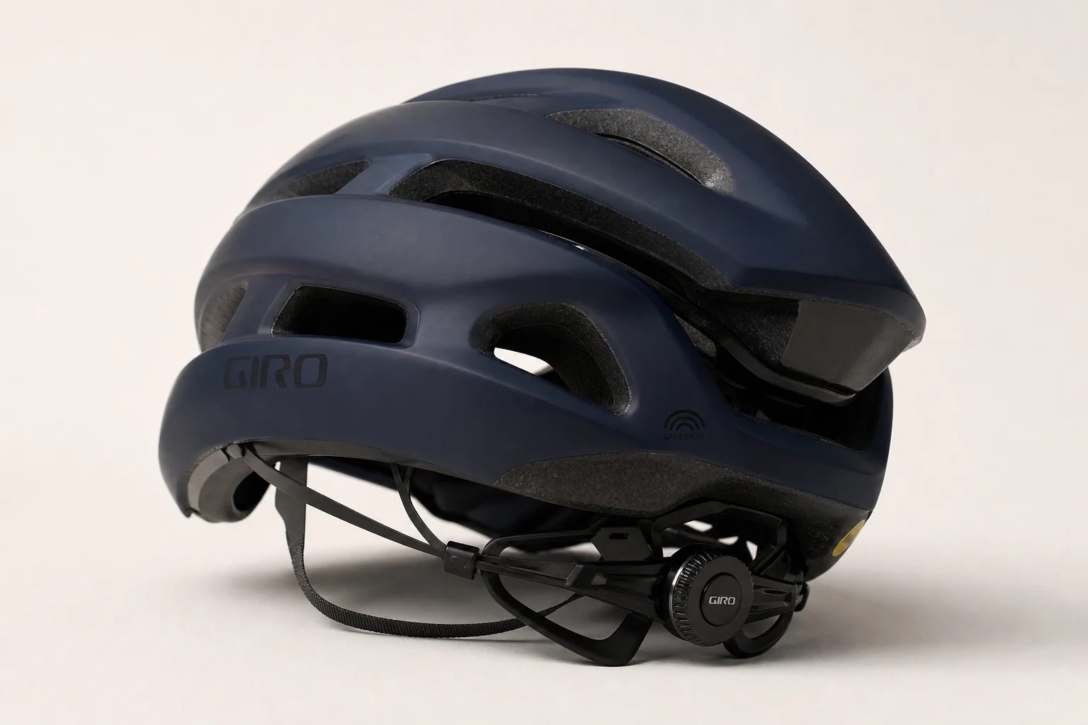 Drei Fahrradhelme nebeneinander: Van Rysel RCR, Met Trenta und Kask Protone