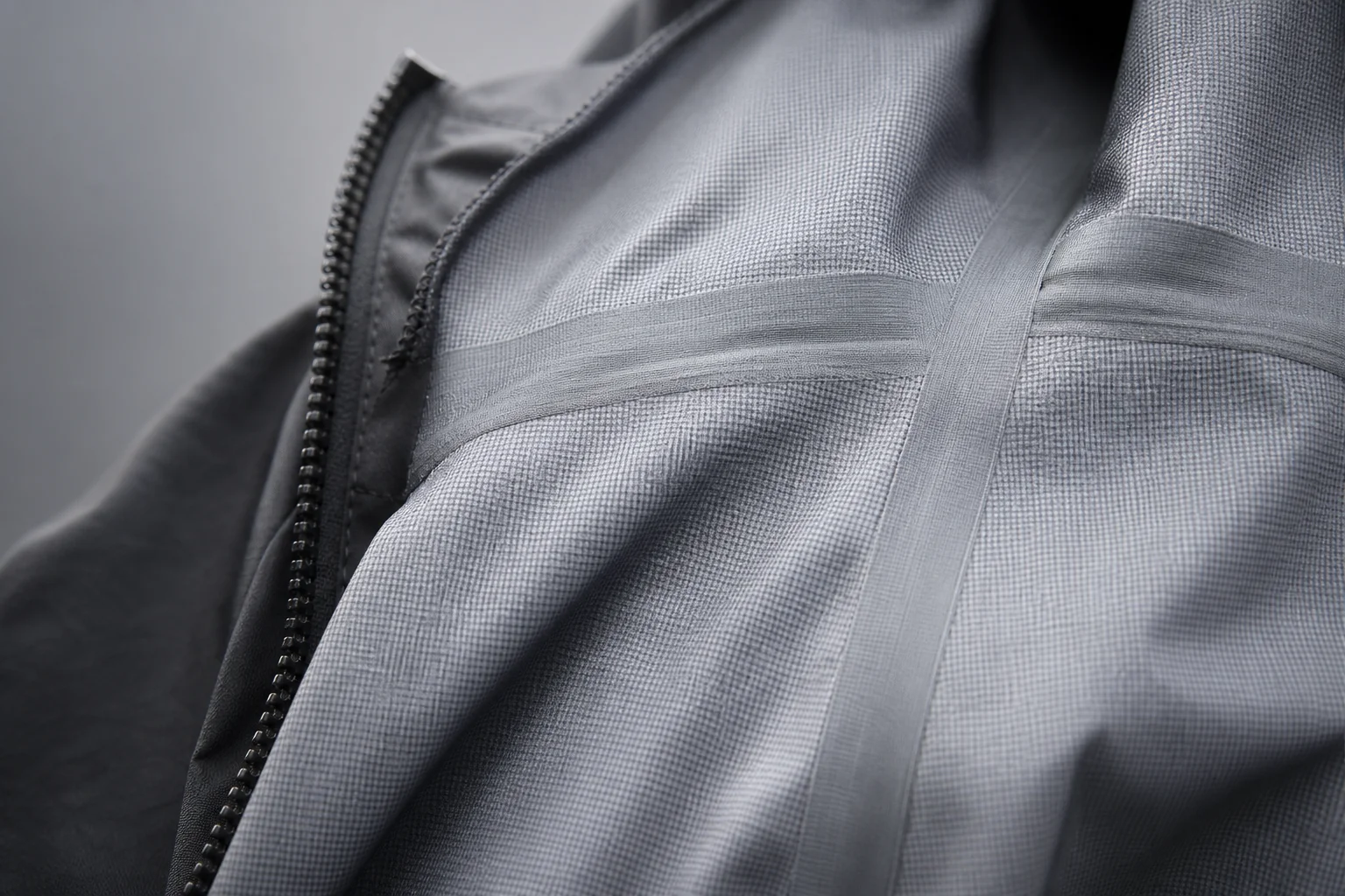 Gore-Tex 布料紋理與接縫結構的特寫細節