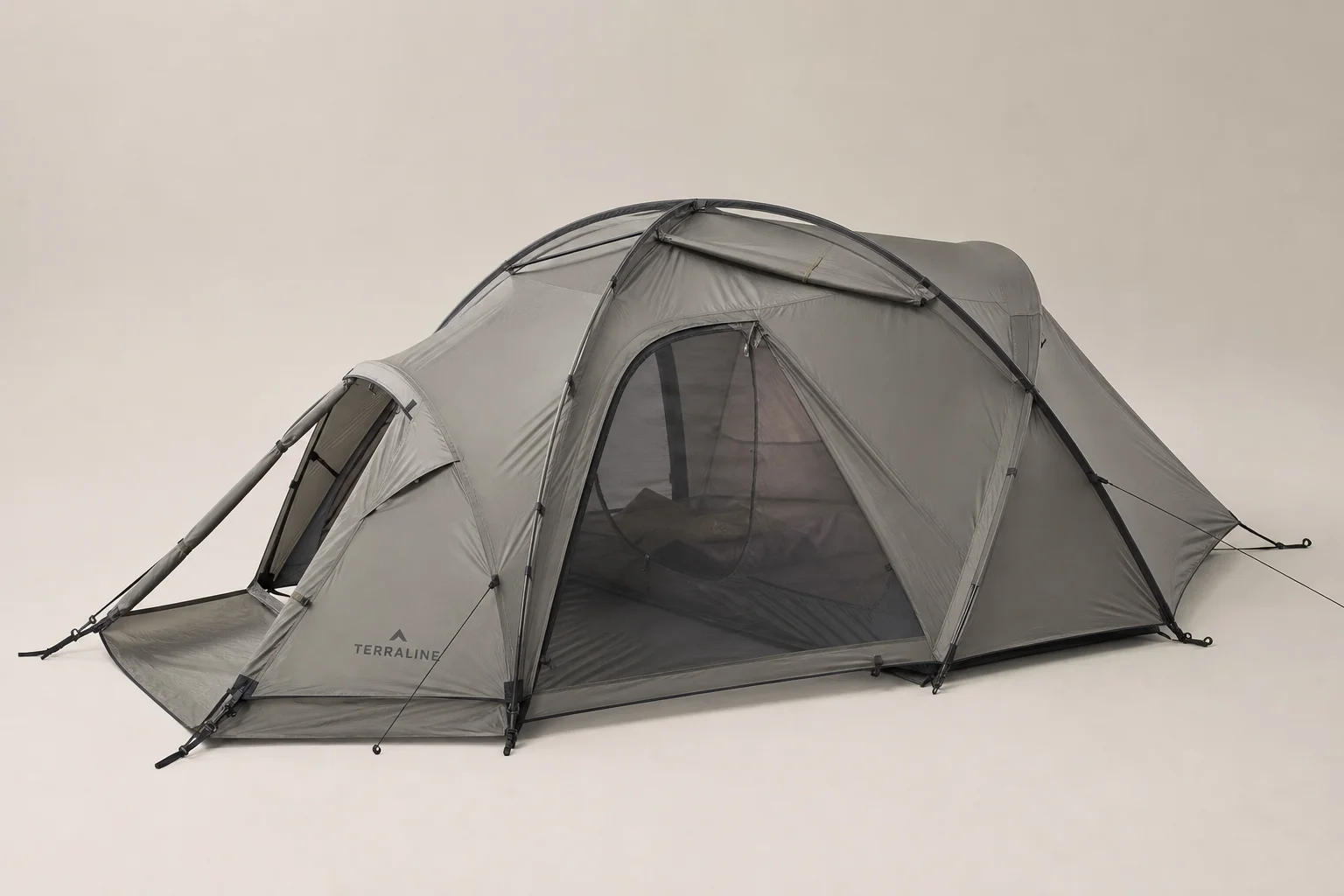 六頂雙人登山帳篷排列在水泥地上，展示出不同的設計與顏色。