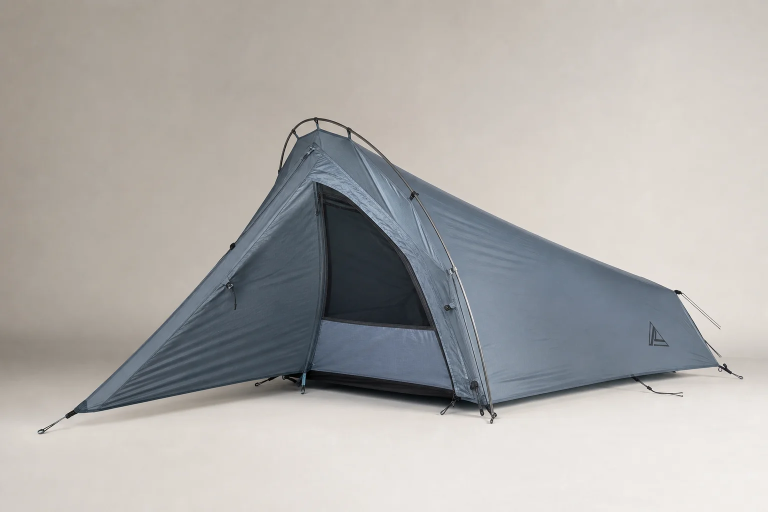 NEMO Dragonfly Bikepack OSMO 帳篷，採用錐形設計與三角形前庭，背景為中性色調