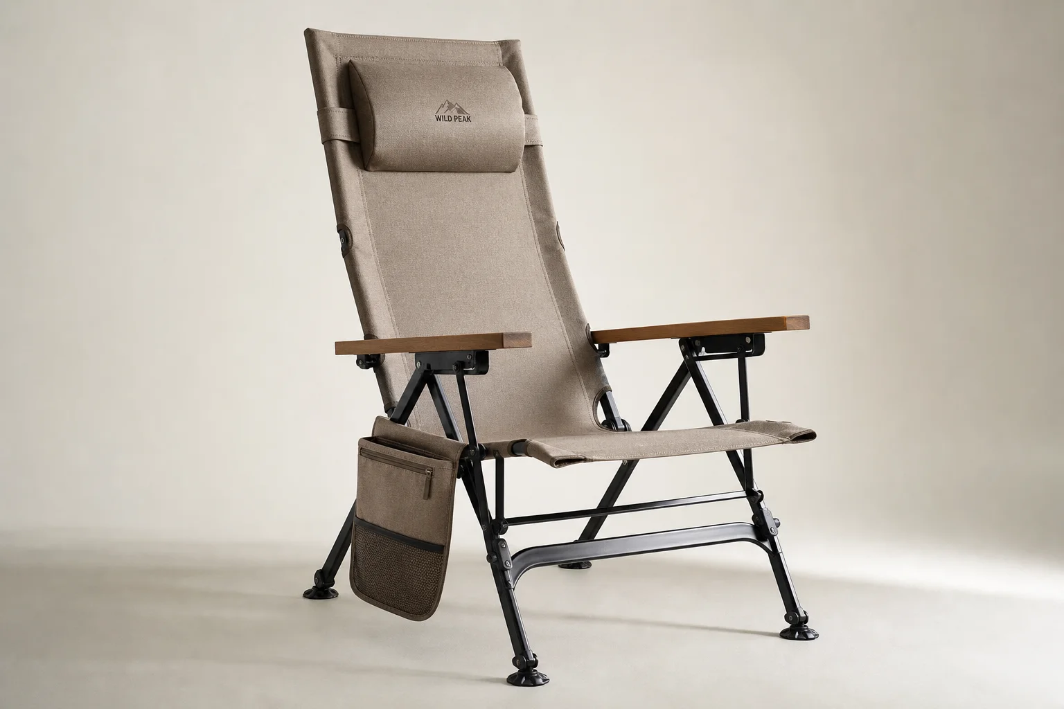Colección de 10 modelos diferentes de sillas de camping dispuestas sobre una superficie de hormigón