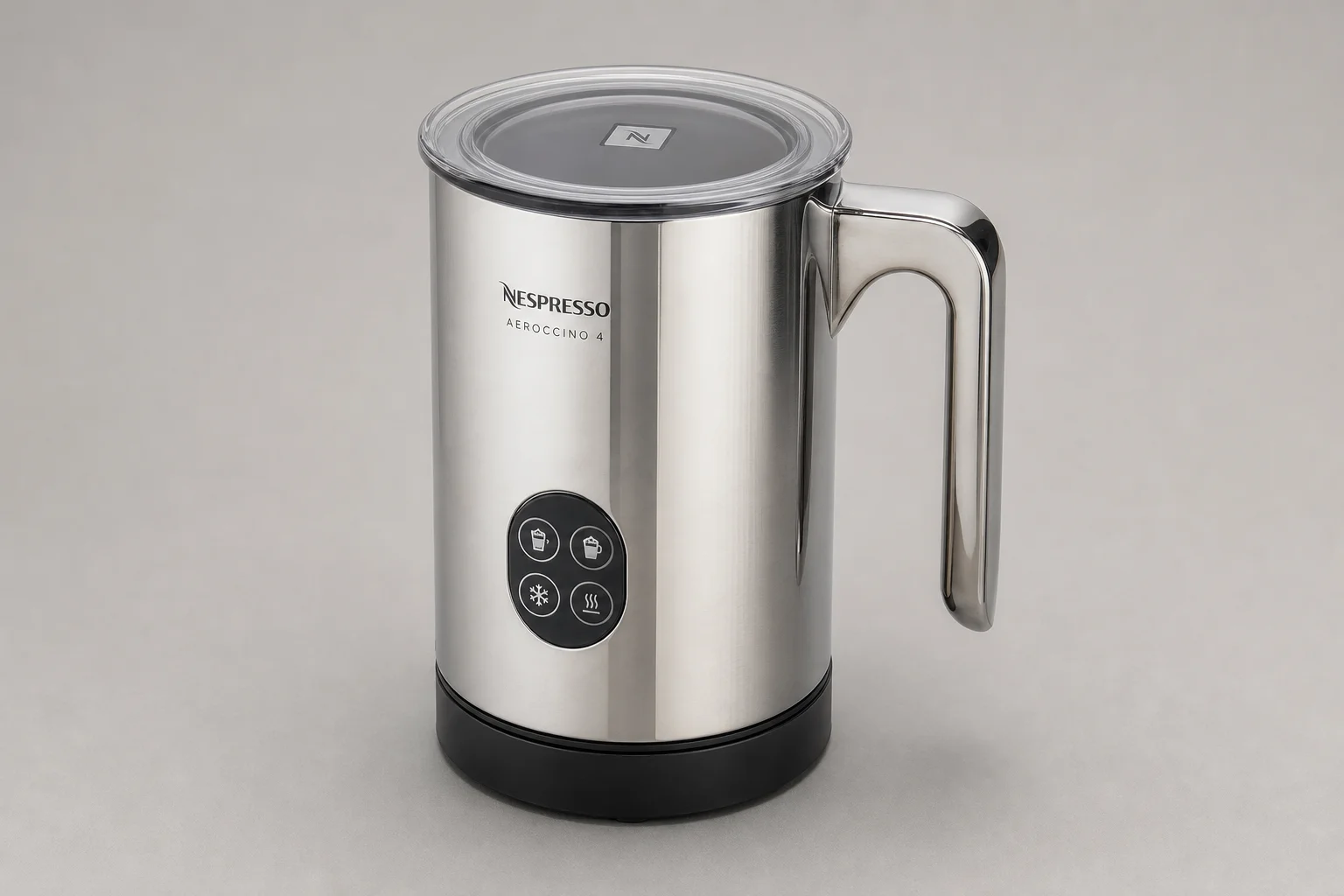 三款不同尺寸的 Nespresso 奶泡機放置在水泥表面上