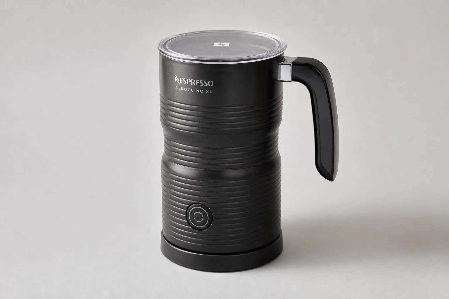 三台尺寸由小到大的 Nespresso 奶泡機放置於水泥檯面上