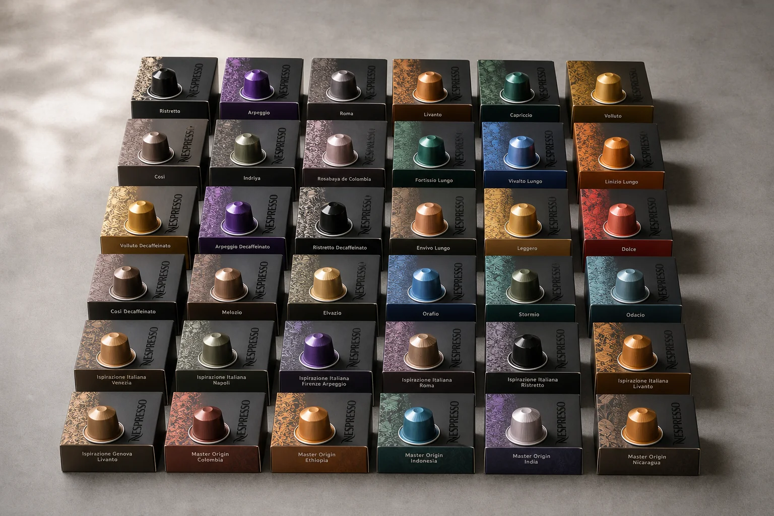36 款 Nespresso OriginalLine 膠囊整齊排列在灰色表面上