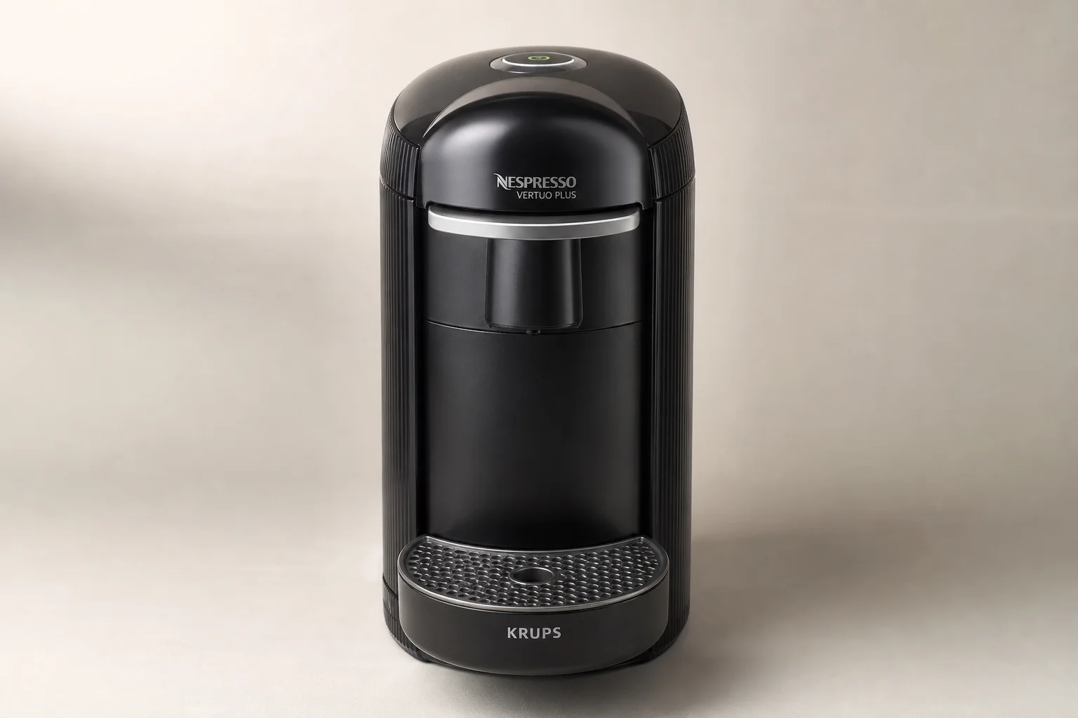 콘크리트 바닥 위에 크기와 가격순으로 왼쪽에서 오른쪽으로 나열된 7대의 Nespresso 머신