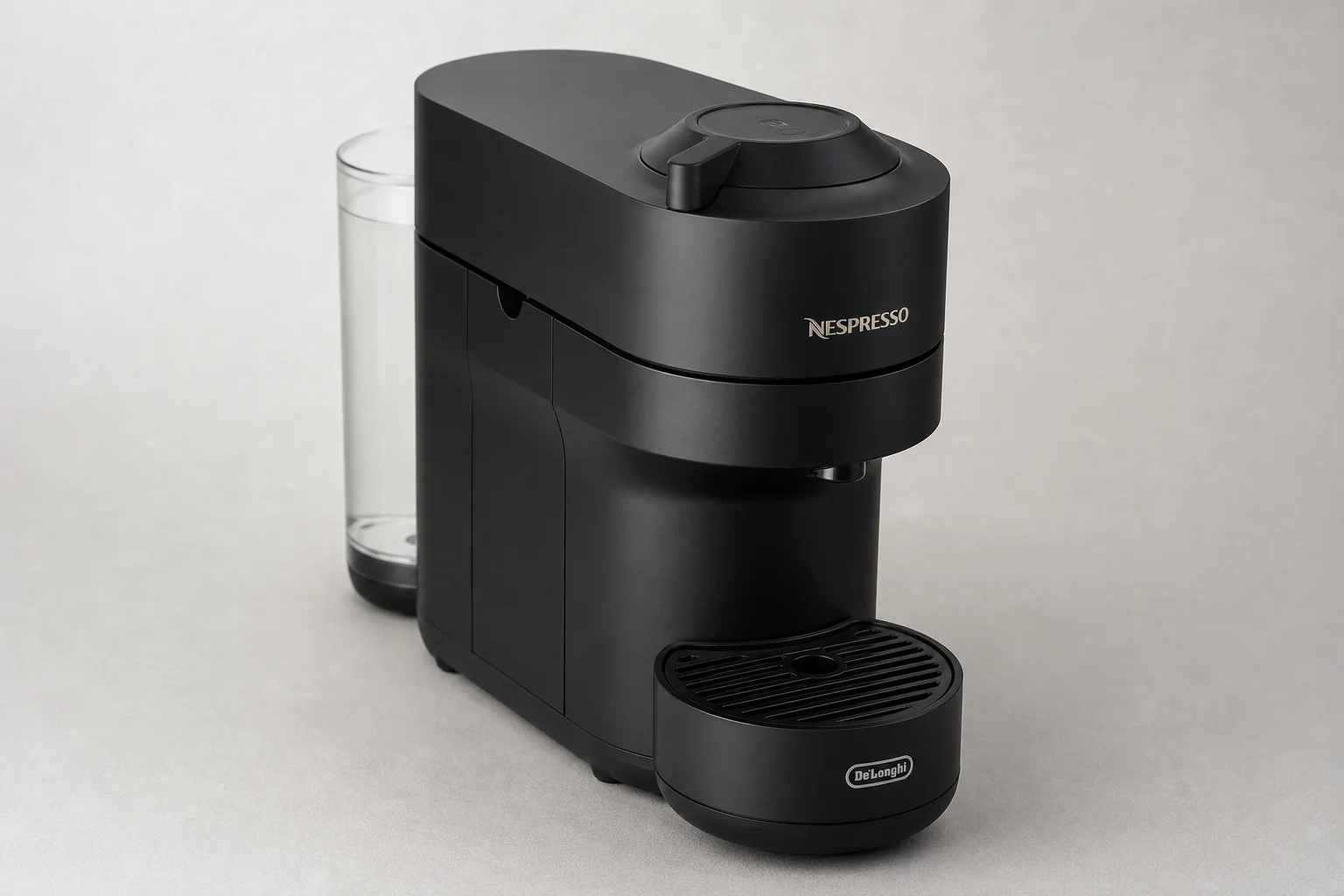 Nespresso Vertuo POP+ 精巧咖啡機，置於中性灰色背景上
