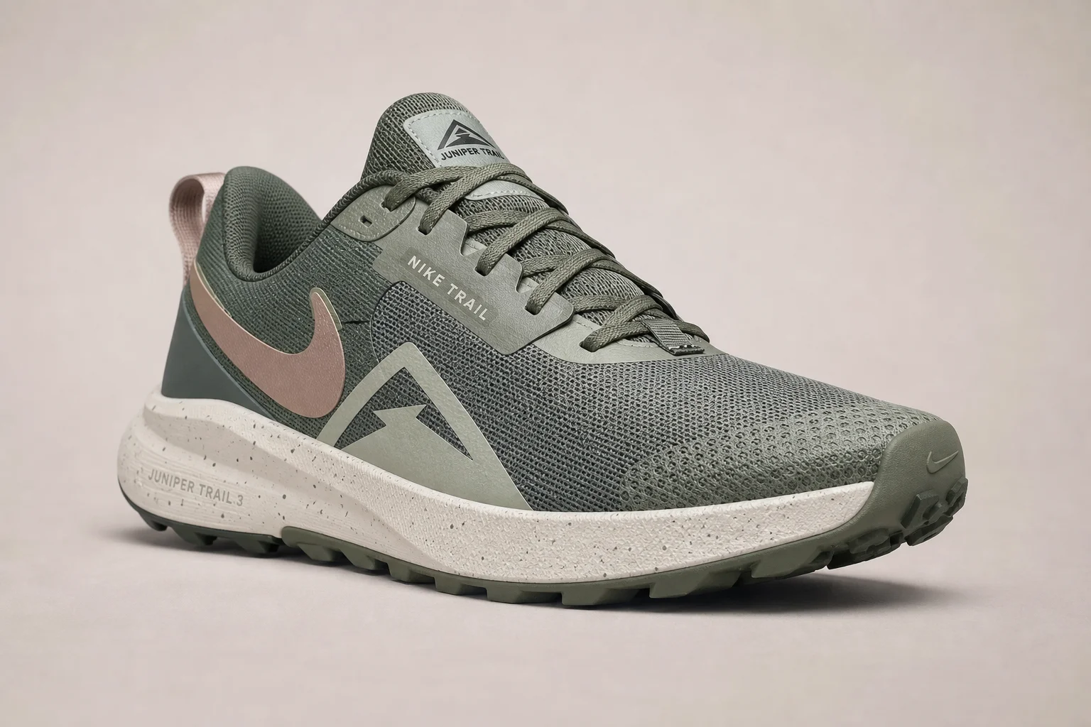 五雙 Nike 越野跑鞋在水泥地面上依序排列