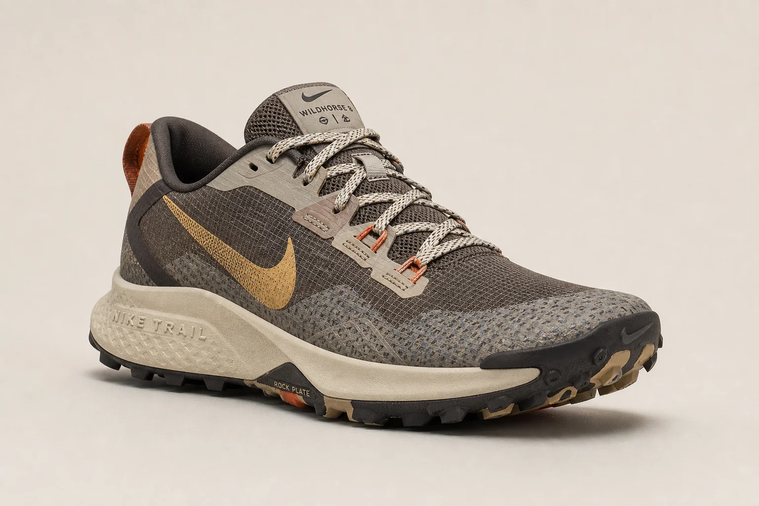 五雙 Nike 越野跑鞋在水泥地面上依序排列
