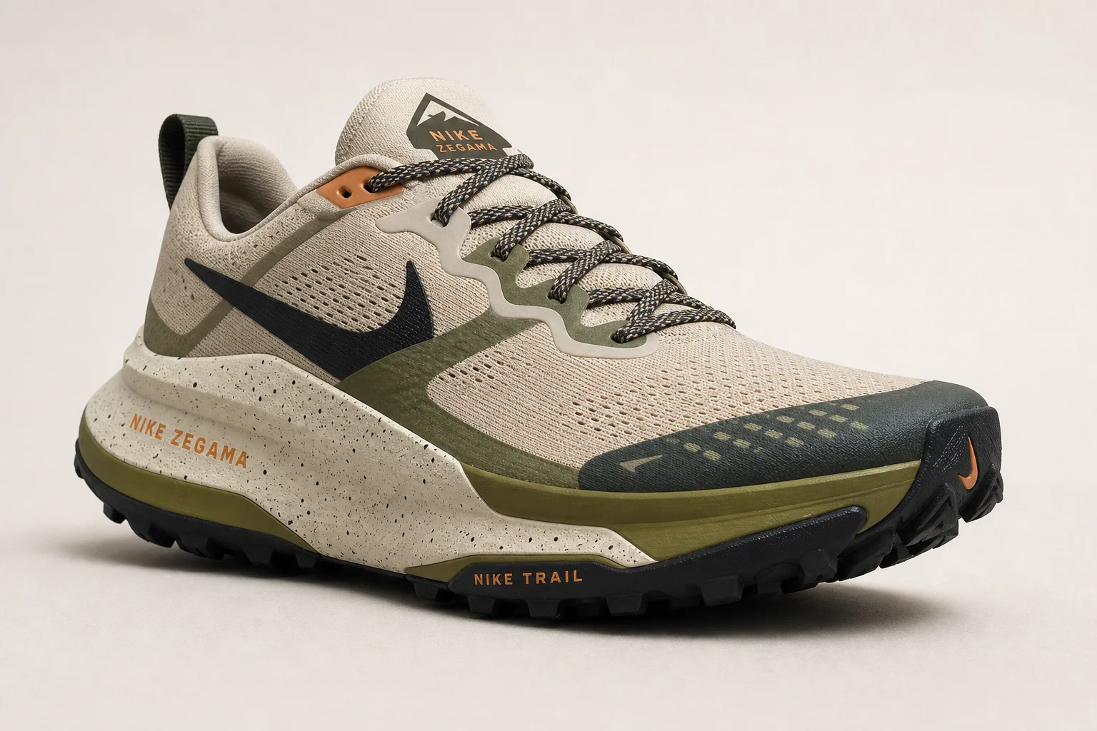 五雙 Nike 越野跑鞋依序排列在水泥地面上