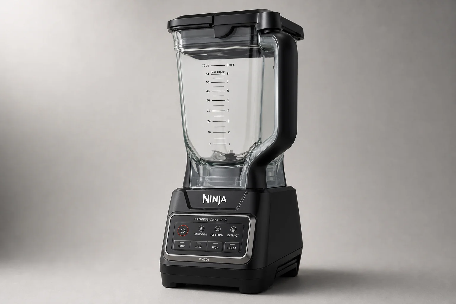 五款果汁機排列在中性背景上：Magic Bullet、Ninja BN701、Vitamix A3500、Cleanblend 與 Vitamix 5200