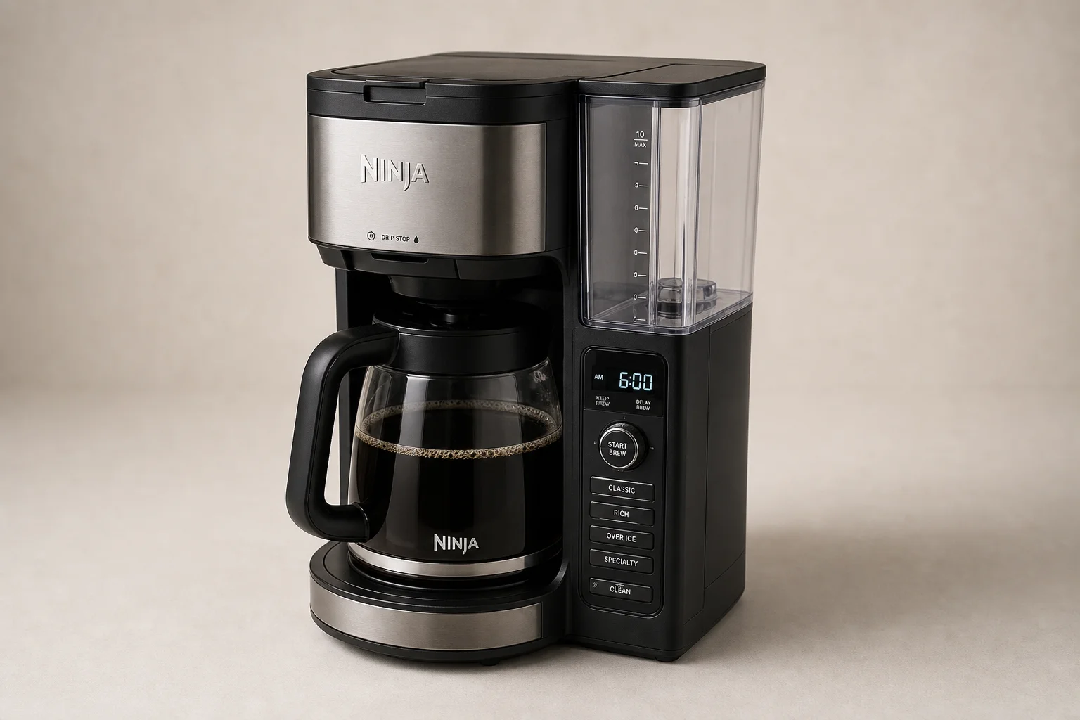 放置於中性背景上的 Ninja CM401 咖啡機與玻璃咖啡壺