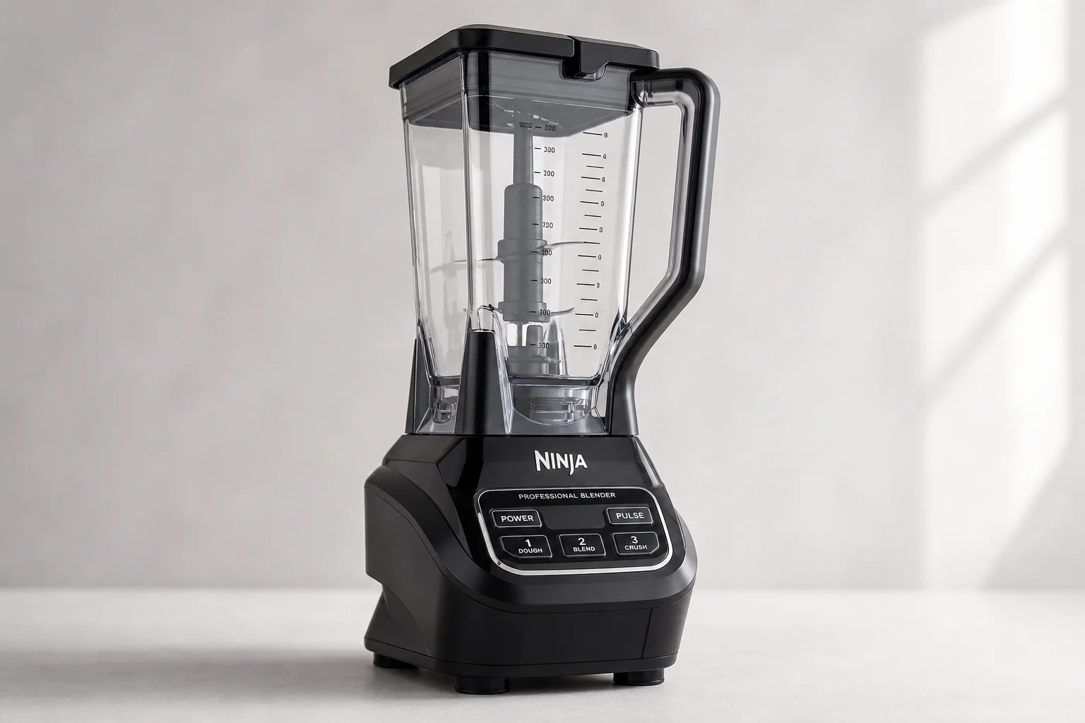 Vitamix Explorian E310、Ninja Professional Blender 與 Beast Blender 在中性背景下的排列展示