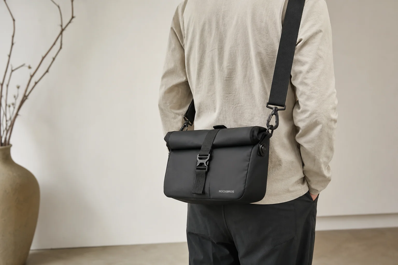 Pannier with optional shoulder strap worn messenger-style