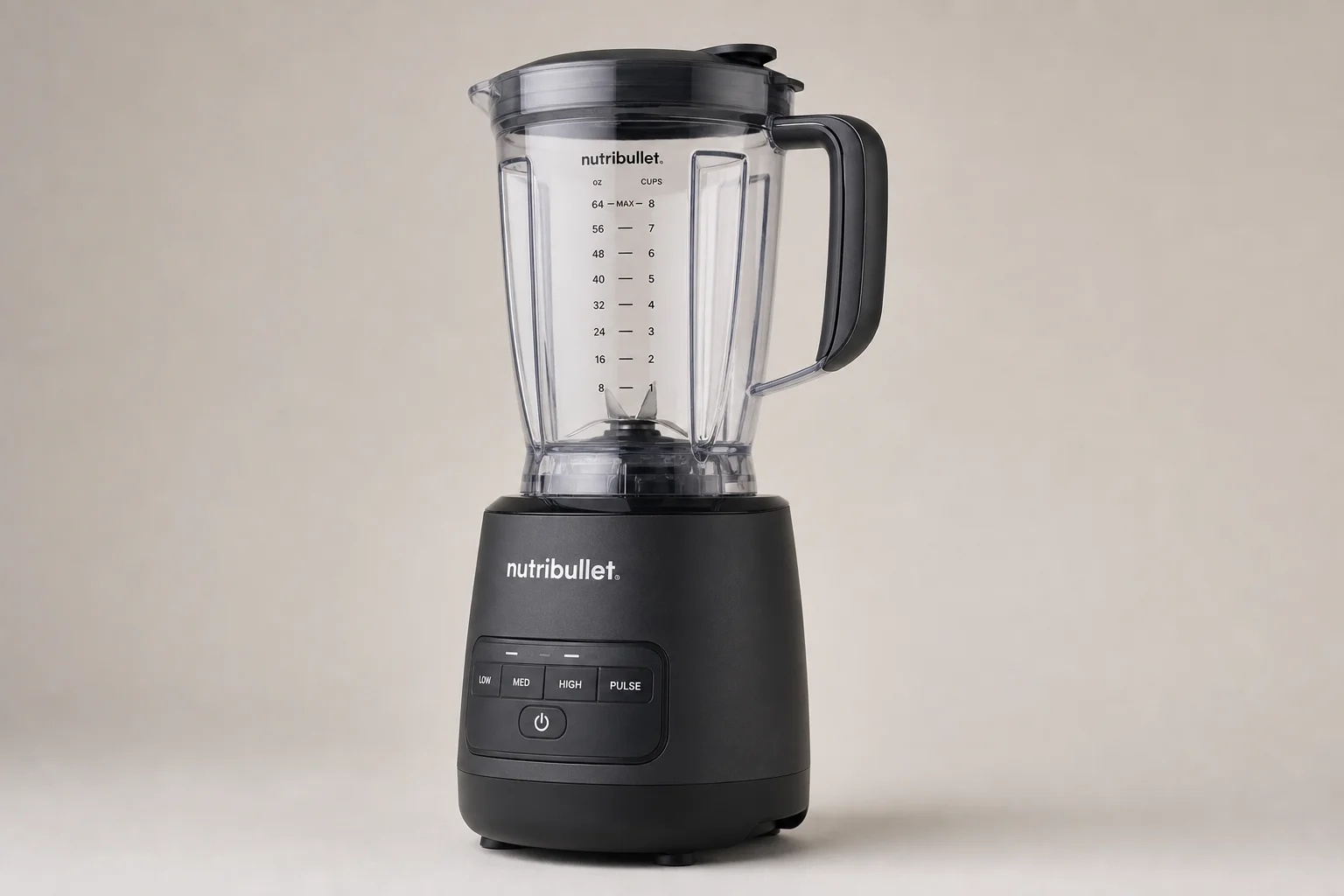 NutriBullet Full Size Blender 與 BLACK+DECKER Quiet Blender 並排放在混凝土檯面上