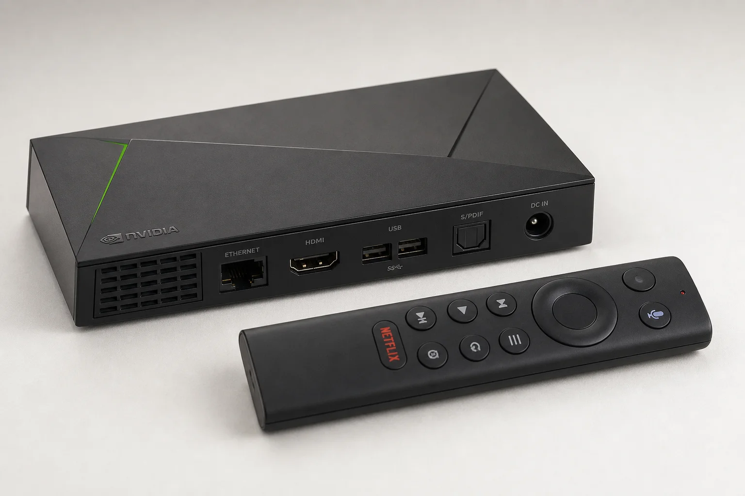 放置於中性灰色表面上的黑色 Android TV 電視盒系列，展示了多種不同的外型設計。