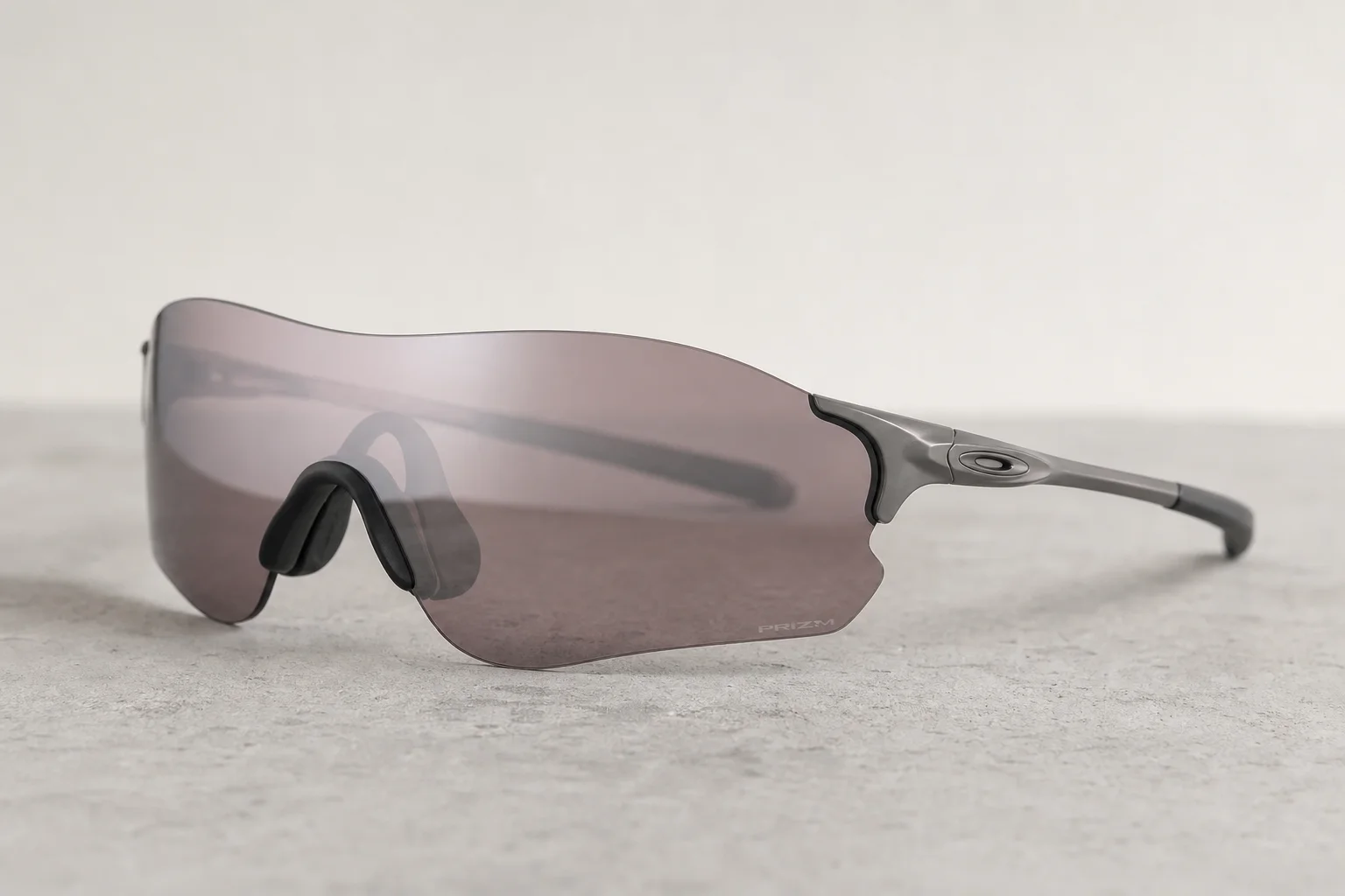 七副 Oakley 護目鏡太陽眼鏡排列在素色背景上，展示出不同的鏡框風格