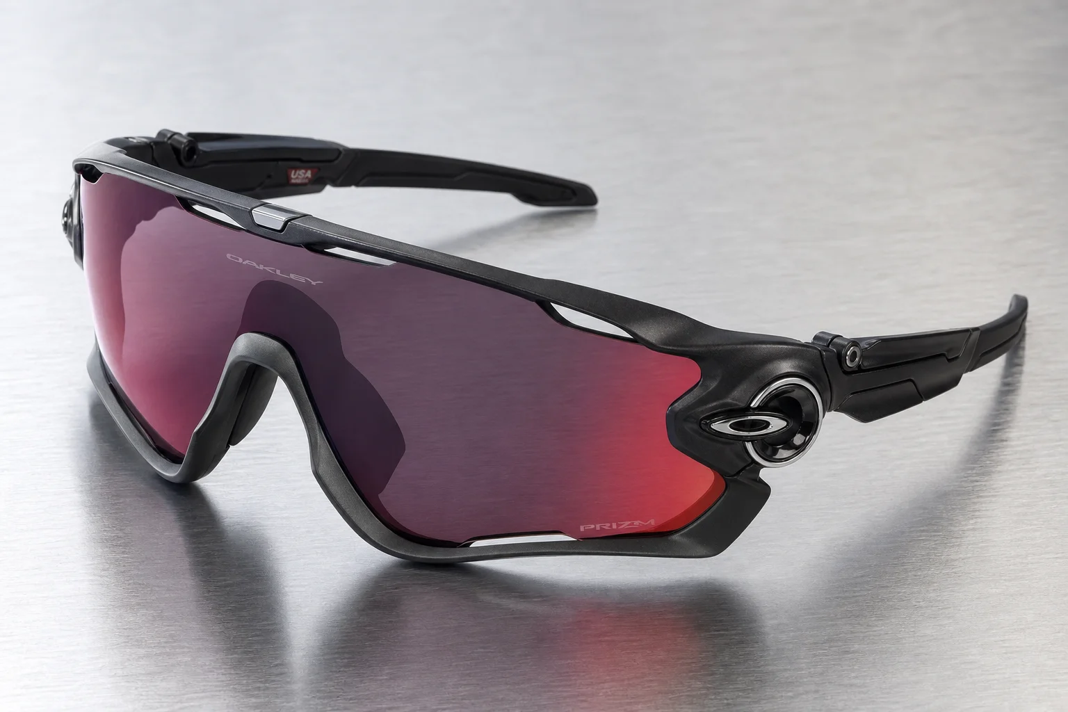 七款 Oakley 風鏡太陽眼鏡排列在素色背景上，展示出不同的鏡框風格