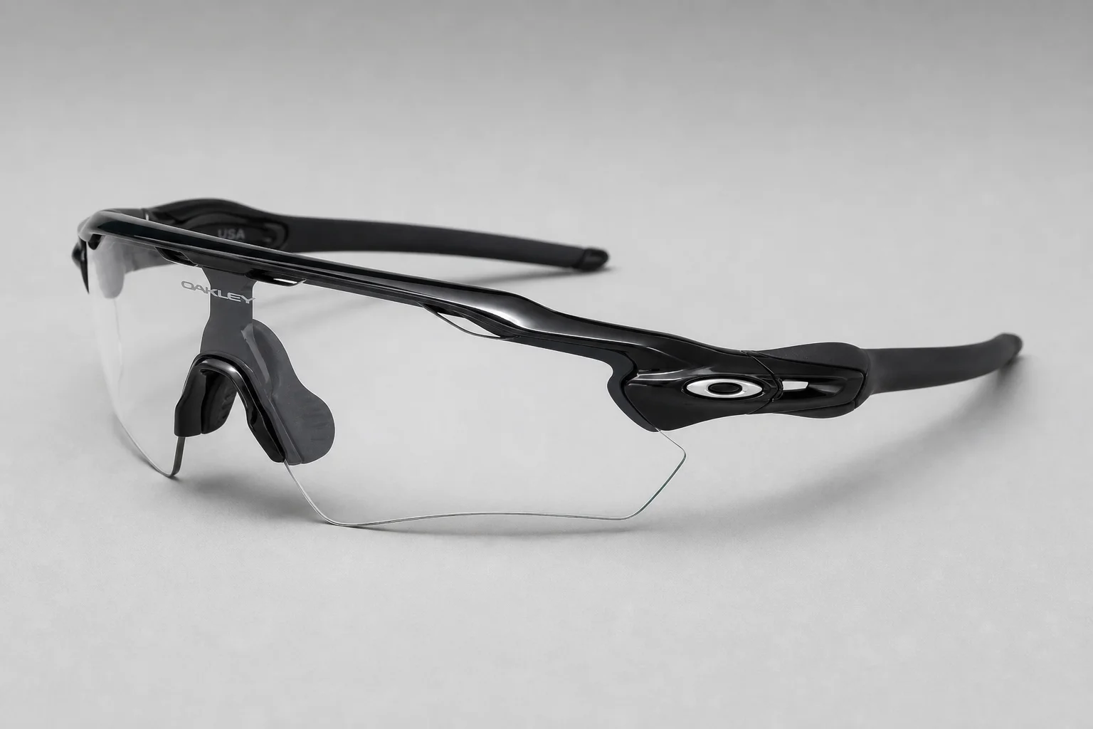 Oakley Sphaera 與 Radar EV Path 運動太陽眼鏡並排展示於中性背景前