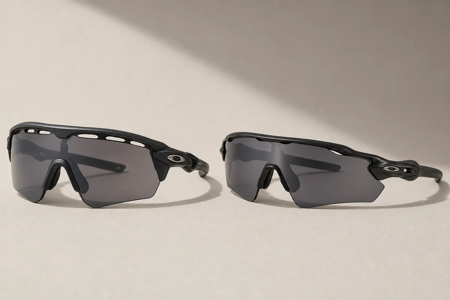 Oakley Sphaera 與 Radar EV Path 運動太陽眼鏡並排於中性背景上