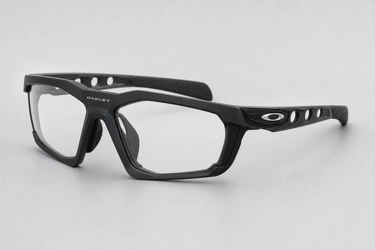 Oakley Sphaera 與 Radar EV Path 運動太陽眼鏡並排展示於中性背景前