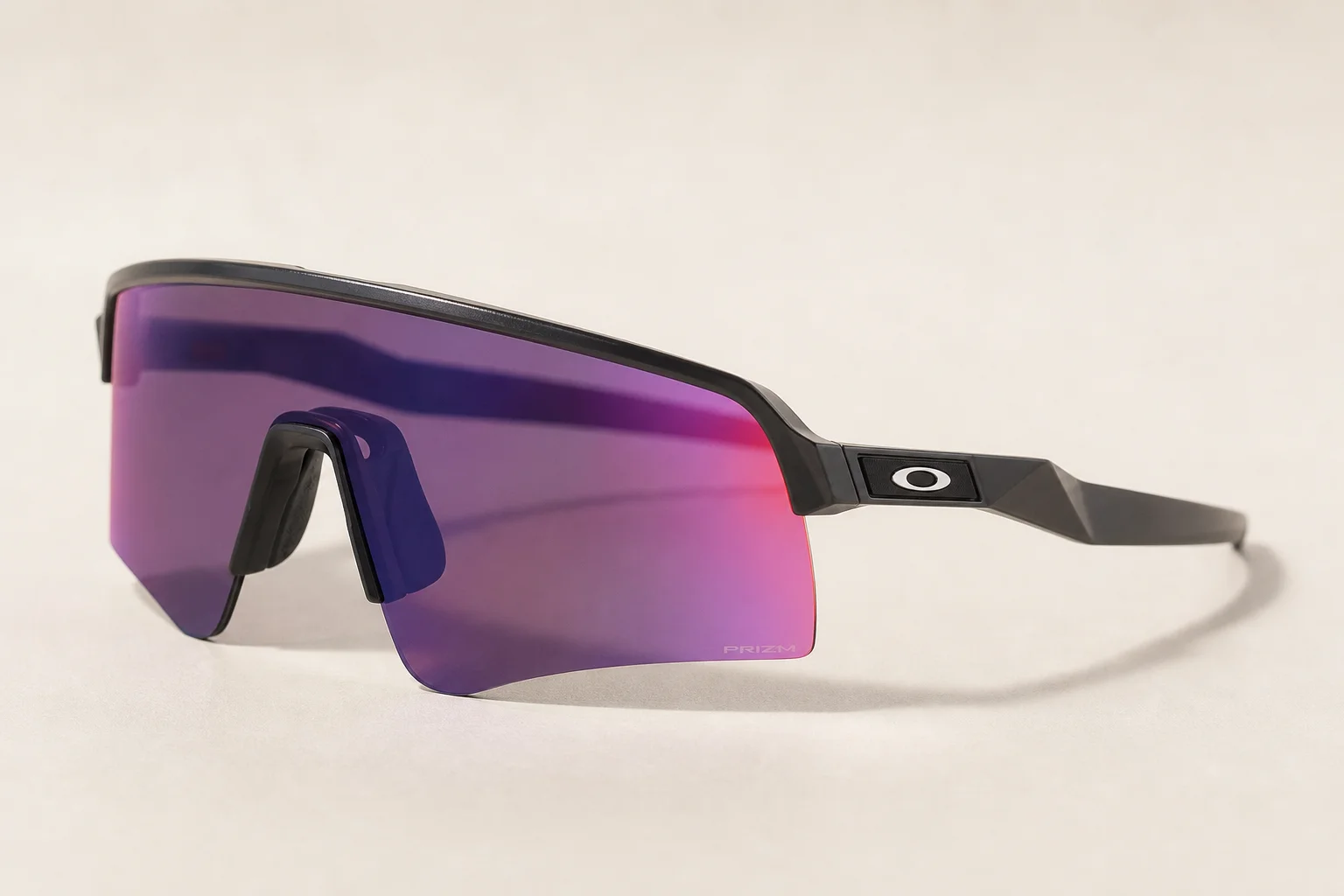 七副 Oakley 護目鏡式太陽眼鏡排列在中性背景上，展示出不同的鏡框風格