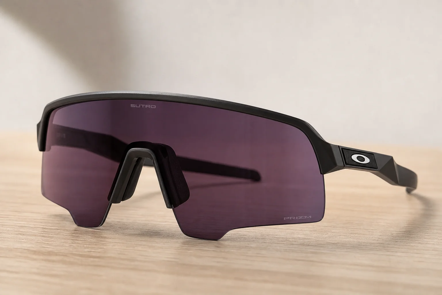 七副 Oakley 風鏡式太陽眼鏡排列在素色背景上，展示出不同的鏡框風格