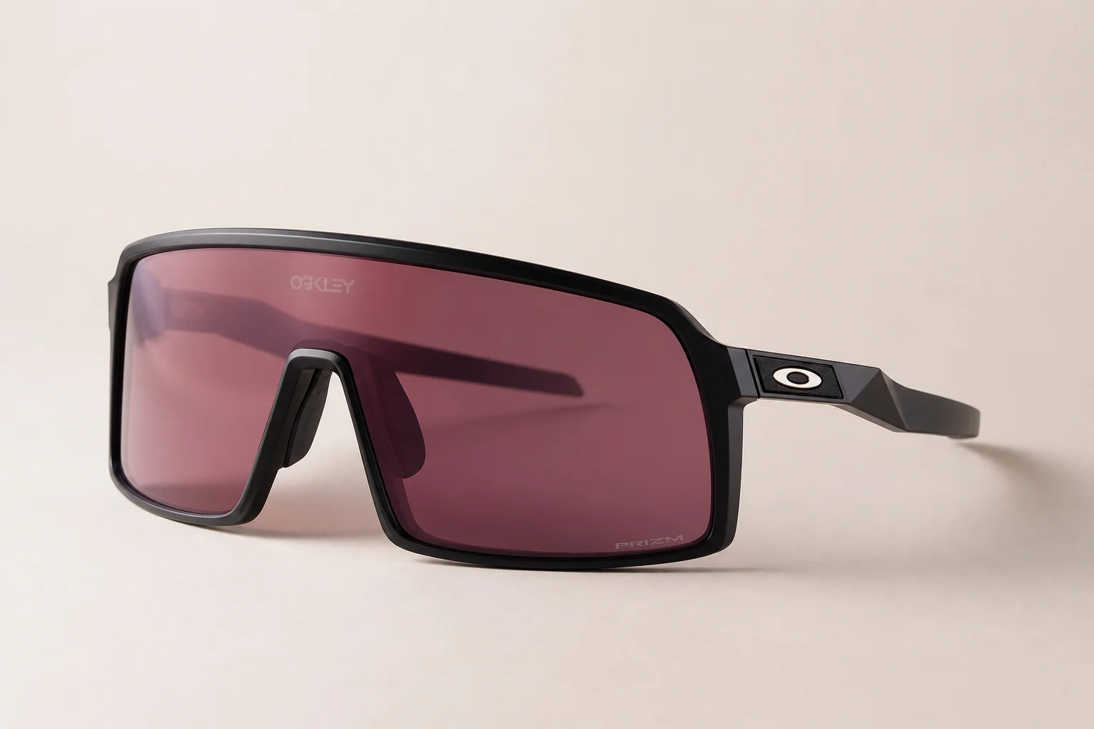 七副 Oakley 護目鏡款太陽眼鏡排列在素色背景上，展示出不同的鏡框風格