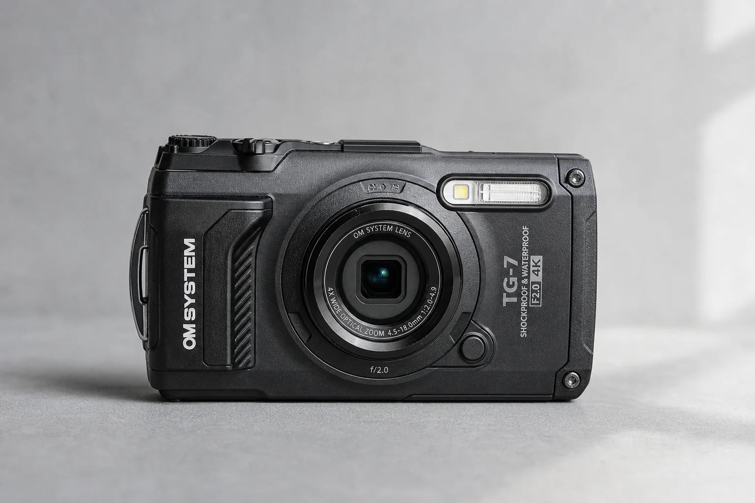 Cinque action camera disposte su una superficie in cemento in ordine decrescente