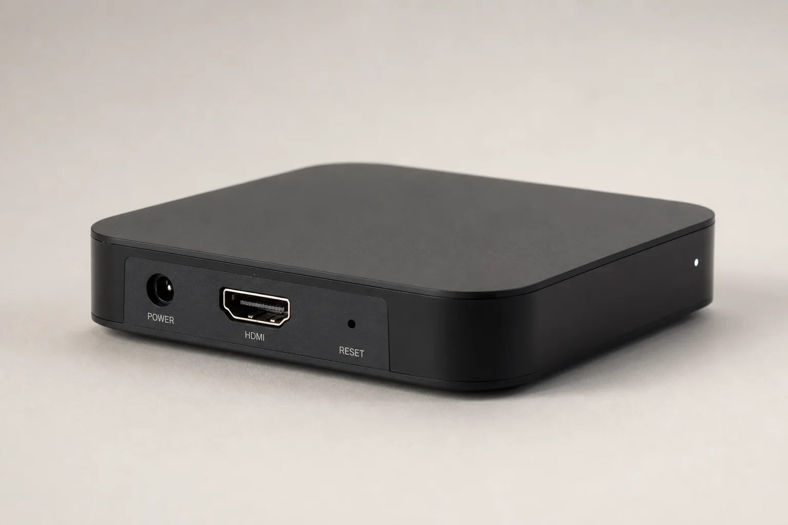 九款串流裝置排列在水泥表面上，包含 Google Chromecast、Amazon Fire TV 與其他品牌，總計 Nine 款裝置。