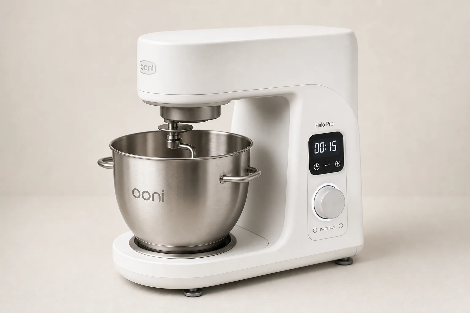 四台攪拌機並排於木質檯面上：KitchenAid、Bosch、Ankarsrum 與 Ooni Halo Pro